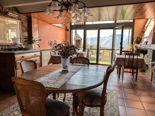 ein Esszimmer mit einem Tisch und Stühlen sowie eine Küche in der Unterkunft Casa Churchill in Claverol
