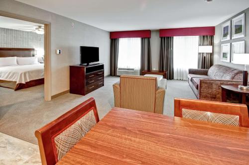 a hotel room with a bed and a living room at Homewood Suites by Hilton Bridgewater/Branchburg in Branchburg Park