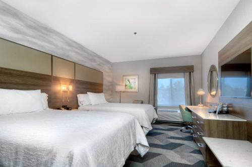 een hotelkamer met 2 bedden en een raam bij Hilton Garden Inn Livermore in Livermore