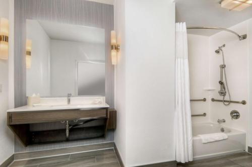 利弗莫爾的住宿－利弗莫爾希爾頓花園酒店，浴室配有盥洗盆和浴缸。
