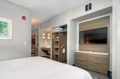 a bedroom with a bed and a flat screen tv at Hilton Garden Inn Livermore in Livermore