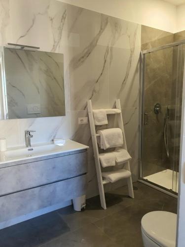 baño con lavabo y escalera junto a una ducha en Deviveschi guest house, en Castellammare di Stabia
