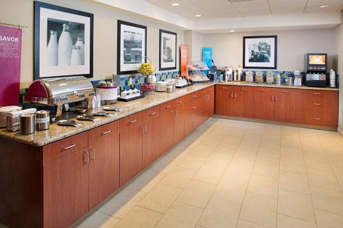 Παροχές για τσάι/καφέ στο Hampton Inn & Suites Lancaster