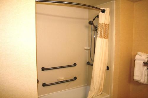 Ένα μπάνιο στο Hampton Inn & Suites Lancaster