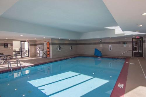 - une grande piscine dans un bâtiment dans l'établissement Hampton Inn Medina, à Medina