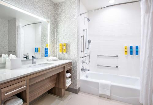 y baño con bañera, lavamanos y ducha. en Home2 Suites By Hilton Wichita Falls, Tx, en Wichita Falls