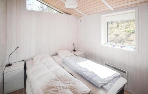 Habitación con 2 camas y ventana en Stunning Home In Grenaa With 3 Bedrooms And Wifi, en Fuglsang