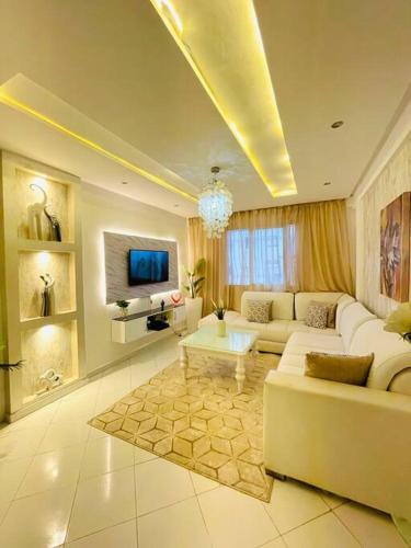 salon z białą kanapą i telewizorem w obiekcie Appartement à louer w mieście Agadir