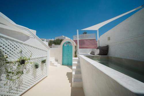 una casa con una porta blu sul lato di Marla Luxury Residences a Megalochori