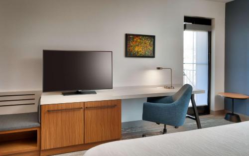 TV a/nebo společenská místnost v ubytování Hilton Garden Inn Prescott Downtown, Az