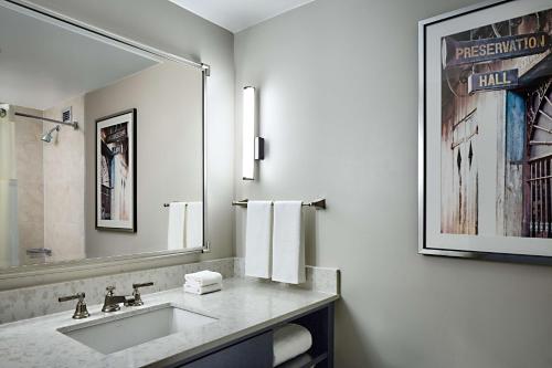 Bilik mandi di Hilton New Orleans Airport