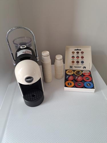 un frullatore su un bancone accanto a una scatola di ciambelle di Star suite ☆ a Catania