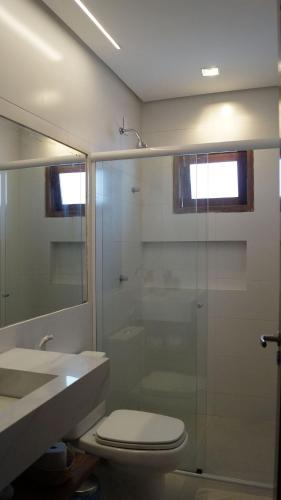 a bathroom with a shower and a toilet and a sink at Reserva BG - Vila Caju - Vista Mar - Barra Grande in Barra Grande