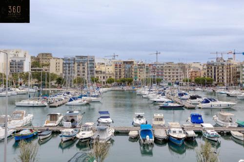 un montón de barcos atracados en un puerto deportivo con edificios en Marina VIEW APT SLPs 9 with private terrace & BBQ by 360 Estates, en Taʼ Xbiex