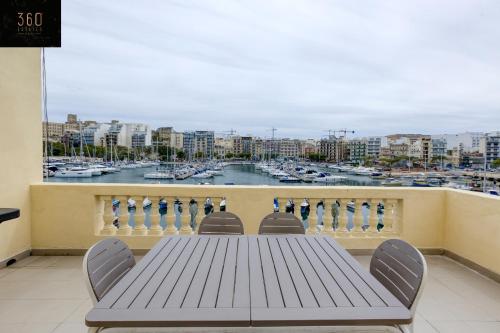 - Balcón con mesa y sillas y puerto deportivo en Marina VIEW APT SLPs 9 with private terrace & BBQ by 360 Estates, en Taʼ Xbiex