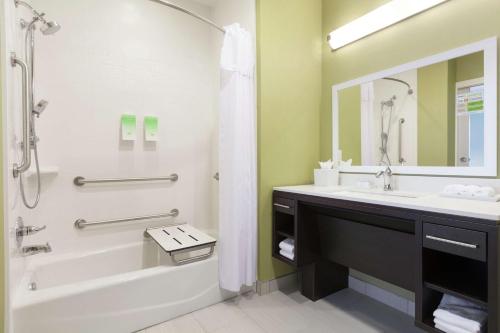 Koupelna v ubytování Home2 Suites by Hilton Amarillo West Medical Center