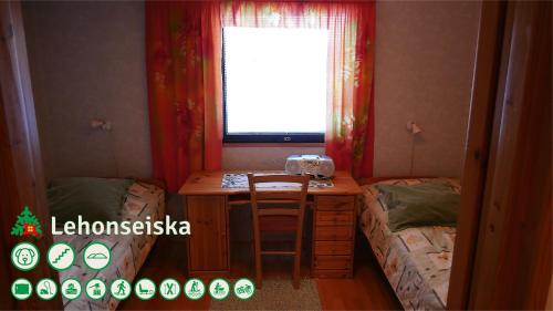 een kamer met 2 bedden, een bureau en een raam bij Talo Ylläs in Äkäslompolo