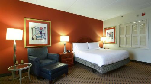 une chambre d'hôtel avec un lit et une chaise dans l'établissement Hilton Garden Inn Secaucus/Meadowlands, à Secaucus