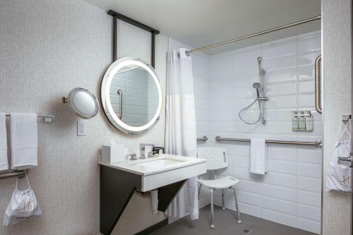 y baño con lavabo y espejo. en Somerset Hills Hotel, Tapestry Collection by Hilton, en Basking Ridge