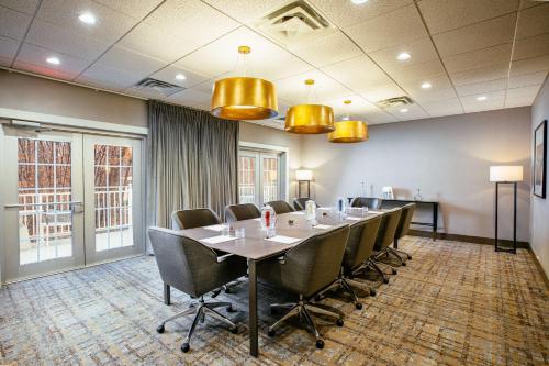 a conference room with a long table and chairs at Somerset Hills Hotel, Tapestry Collection by Hilton in Basking Ridge