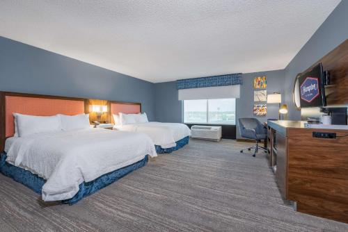 Habitación de hotel con 2 camas y TV de pantalla plana. en Hampton Inn & Suites Hopkinsville, en Hopkinsville