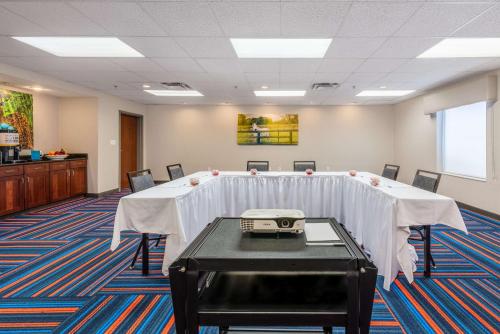 a conference room with a table with a projector at Hampton Inn & Suites Hopkinsville in Hopkinsville
