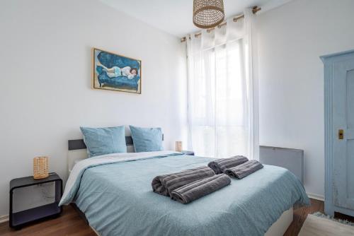 une chambre avec un lit avec des serviettes dessus dans l'établissement Le Schiffslitt - Hyper-Centre, Proche des Quais, à Strasbourg