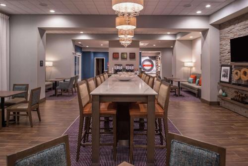 a dining room with a long table and chairs at Hampton Inn Benson in Benson