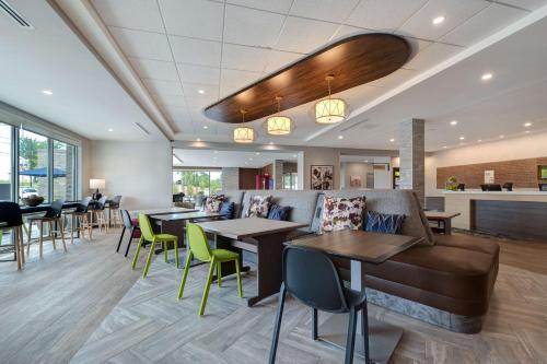a restaurant with tables and chairs and a couch at Home2 Suites By Hilton Nashville Downtown-Metrocenter in Nashville
