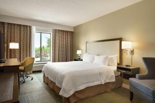 um quarto de hotel com uma cama grande e uma janela em Hampton Inn Reading/Wyomissing em Wyomissing