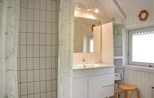 ジルレジェにあるBeautiful Home In Gilleleje With 3 Bedrooms And Wifiのバスルーム(洗面台、鏡付)
