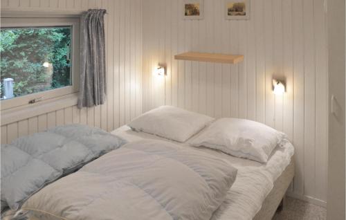 ジルレジェにあるBeautiful Home In Gilleleje With 3 Bedrooms And Wifiのベッド1台(枕2つ、窓付)