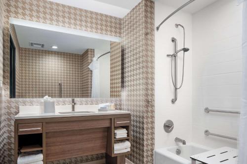 Bathroom sa Home2 Suites By Hilton Rowlett Rockwall Marina