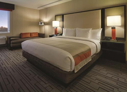 a hotel room with a large bed and a couch at DoubleTree by Hilton Hotel Bristol in Bristol