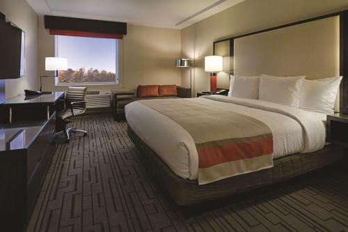 Tempat tidur dalam kamar di DoubleTree by Hilton Hotel Bristol