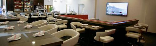 a restaurant with a bar with tables and chairs at DoubleTree by Hilton Hotel Bristol in Bristol