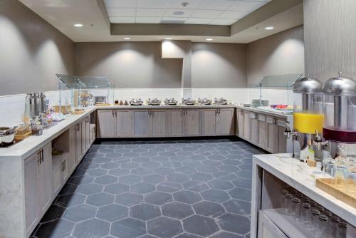 a large room with aasteryasteryasteryasteryasteryasteryasteryasteryasteryasteryastery at Doubletree by Hilton Harrisonburg in Harrisonburg