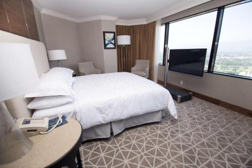 Μια τηλεόραση ή/και κέντρο ψυχαγωγίας στο Hilton Los Angeles-Universal City