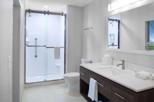 查尔斯湖Home2 Suites By Hilton Lake Charles的配有马桶、水槽和淋浴的浴室