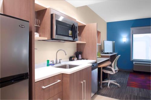 Kuchyň nebo kuchyňský kout v ubytování Home2 Suites By Hilton Lake Charles