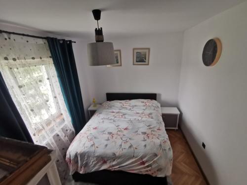sypialnia z łóżkiem i oknem w obiekcie Apartament Ocnele Mari w mieście Ocnele Mari