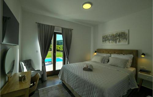 1 dormitorio con cama y vistas a la piscina en Villa Raviola, en Sinj