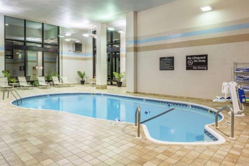 a large swimming pool in a hotel lobby at Hampton Inn Branson on the Strip in Branson