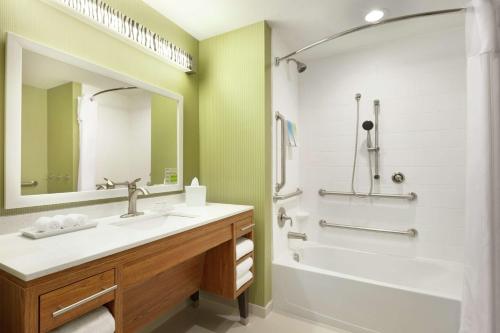 y baño con lavabo y ducha. en Home2 Suites by Hilton Durham Chapel Hill en Durham