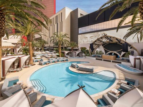 Utsikt mot bassenget på Crockfords Las Vegas, LXR Hotels & Resorts at Resorts World eller i nærheten