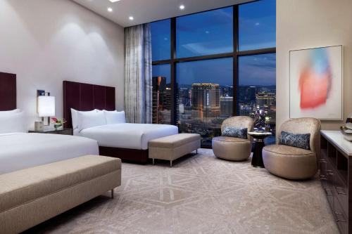 Łóżko lub łóżka w pokoju w obiekcie Crockfords Las Vegas, LXR Hotels & Resorts at Resorts World