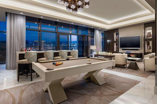 Część wypoczynkowa w obiekcie Crockfords Las Vegas, LXR Hotels & Resorts at Resorts World