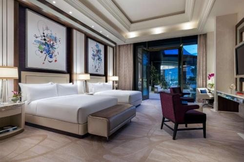 拉斯维加斯Crockfords Las Vegas, LXR Hotels & Resorts at Resorts World的卧室里有一张白色的大床和一张书桌