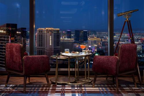 Część wypoczynkowa w obiekcie Crockfords Las Vegas, LXR Hotels & Resorts at Resorts World