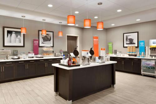 a restaurant with a counter in a store at Hampton Inn By Hilton North Olmsted Cleveland Airport in North Olmsted